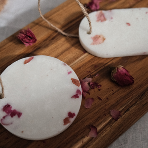 Peony and oud room freshener 